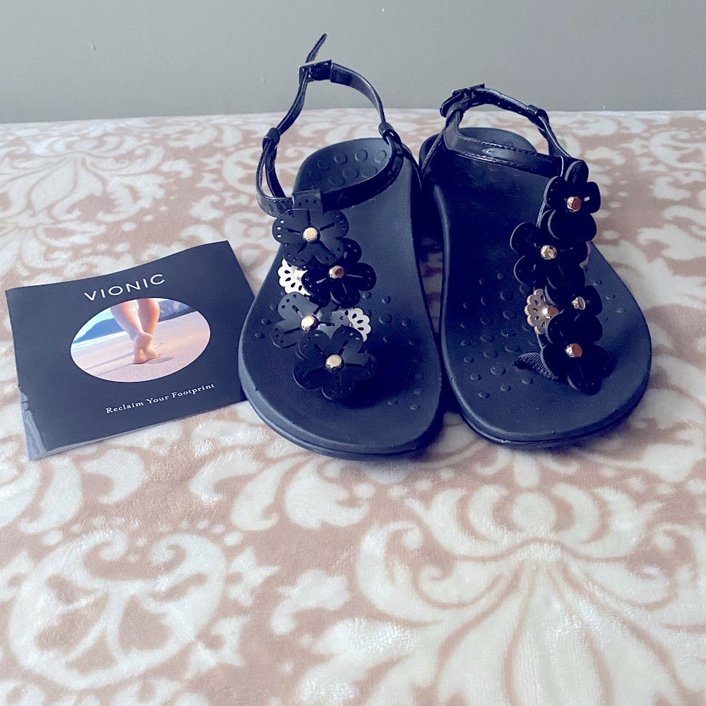 Woman’s Vionic Size 9 sandals